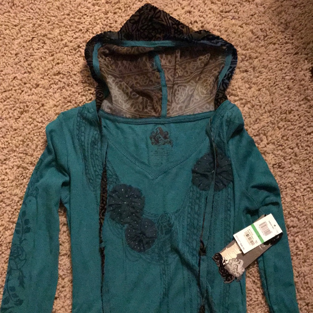 Long-sleeved top
